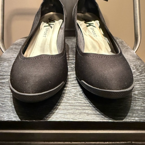 Anne Klein Black Wedge Shoes - Picture 3 of 8